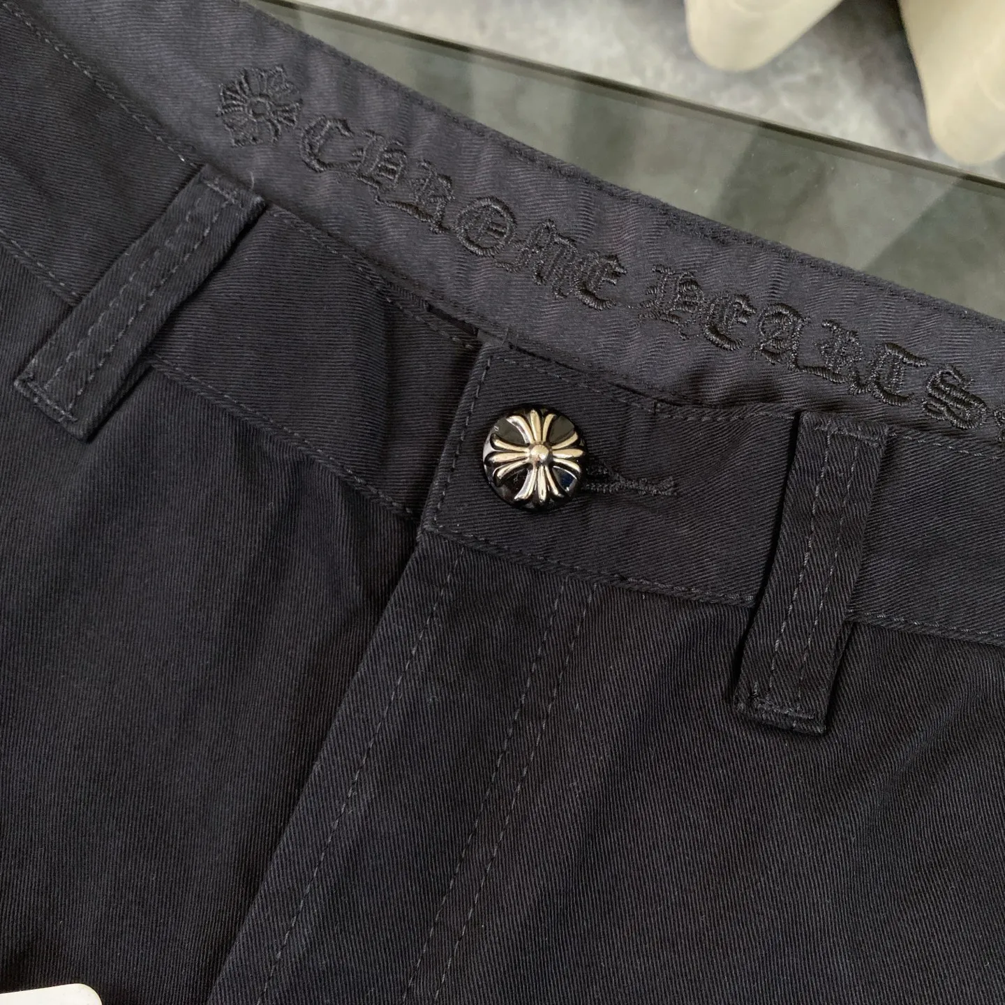 P260 chrome hearts camouflage cross patch leather black jeans vi Top heavy industry fashionable design] Consistent high street luxury style creation. Speaking of this style, the Zangyin family and GU family are definitely the leading representative brands. Especially the Zangyin family has really achieved a state-of-the-art effect in creating high street style. The unique washed material is used to create this style. The color system is quite eye-catching. After it is decorated with patchwork cross flowers, it cleverly highlights the charm of the brand. Secondly, this style uses classic The classic high-waist cutting design highlights the long legs and fashionable temperament of the upper body. The brand is highly recognizable and the slim fit configuration is more suitable for daily wear. It is a product that interprets personality, fashion, and specifications at a glance. This single product is enough to make any fan excited. It can be a white T-shirt for youthful preppy style, or a tight suspender for lady style. It has strong matching ability and can be easily controlled by men.  [Materials and craftsmanship] Needless to say, this point goes without saying. As an excellent craftsman brand, Zangyin’s requirements for details and craftsmanship are really perfect. The washed color of this model has gone through so many processes, not to mention the embellishment of denim appliques. It is also purely hand-made and sewn. Just like what they believe in, only hand-made things have soul and have the meaning of wear. A top-notch heavy-duty fashionable denim item, I look forward to your perfect interpretation! !  Size:28-36